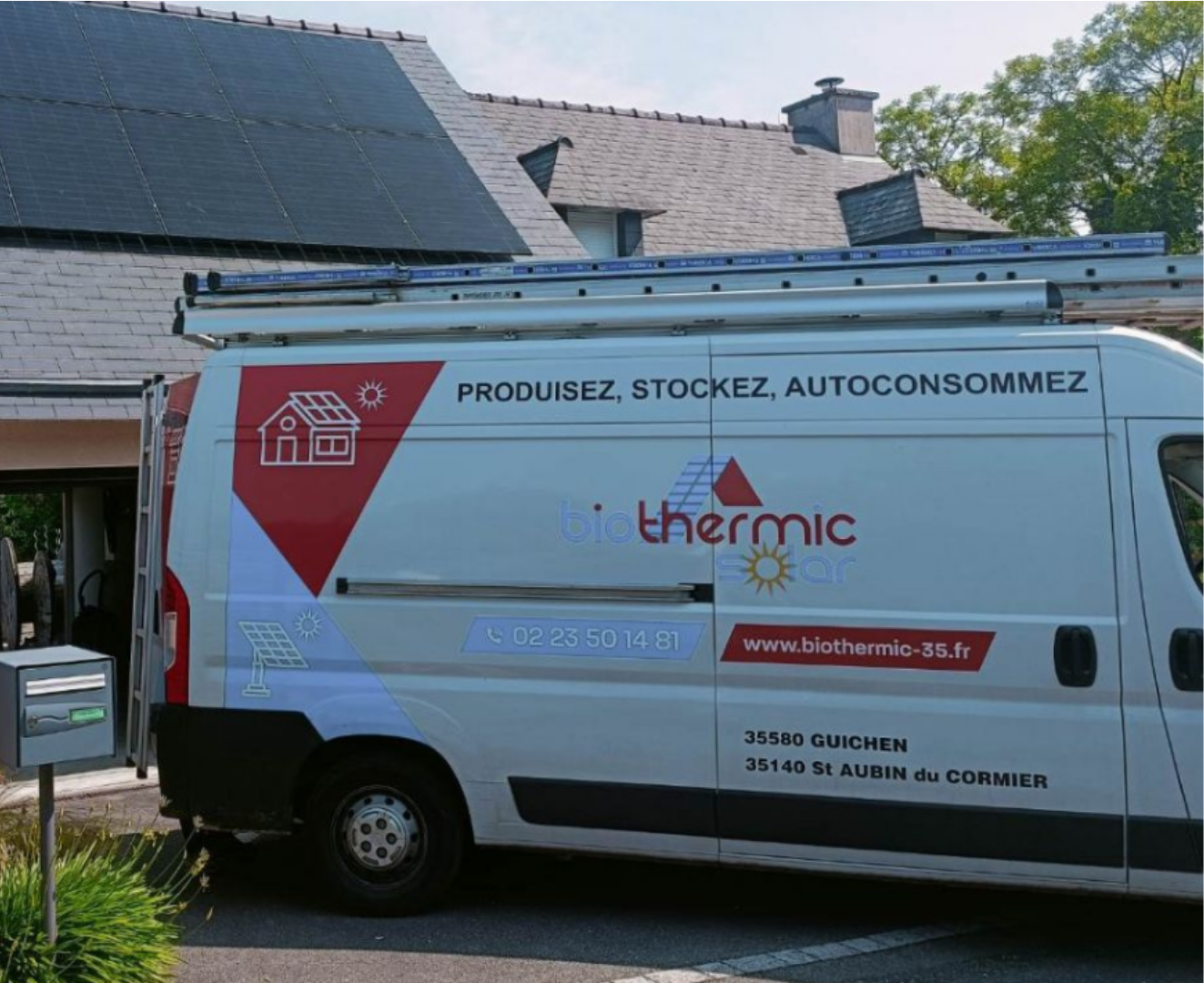 Maison équipée de panneaux solaires avec véhicule Biothermic